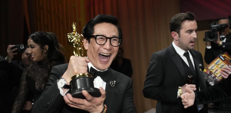 Ke Huy Quan posa con su premio a la mejor interpretación de un actor en un papel secundario por "Everything Everywhere All at Once" en el Governors Ball después de los Oscar el domingo 12 de marzo de 2023 en el Dolby Theatre de Los Ángeles. (Foto AP/John Locher)