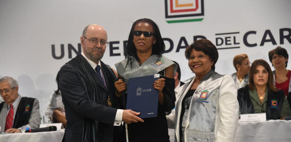 El rector Emilio Mínguez y la vicerrectora Clara Tapia de Unicaribe entregan título a Carolina Tineo. Jorge Martínez / LD