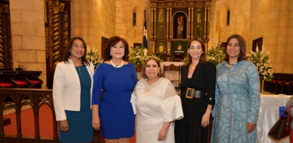 Doris Javier, Cándida Ortega, Mirna Pimentel, Claudine Nova y Yenny Polanco Lovera. Cortesía de los anfitriones
