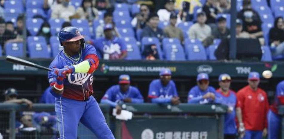 El cubano Yoenis Céspedes batea en el juego contra Holanda en el Clásico Mundial de béisbol en el estadio intercontinental Taichung en Taichung, Taiwán.