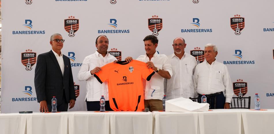 Manuel Estrella entrega el dorsal del Cibao FC a Samuel Pereyra junto a Juan José Perelló, Rafael Genao y Alberto Polanco.