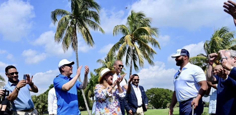En presencia del expresidente Leonel Fernández y otros invitados, el exgrandes ligas, Albert Pujols, al momento de realizar el palo de salida del tradicional Torneo de Golf Funglode en esta ciudad.