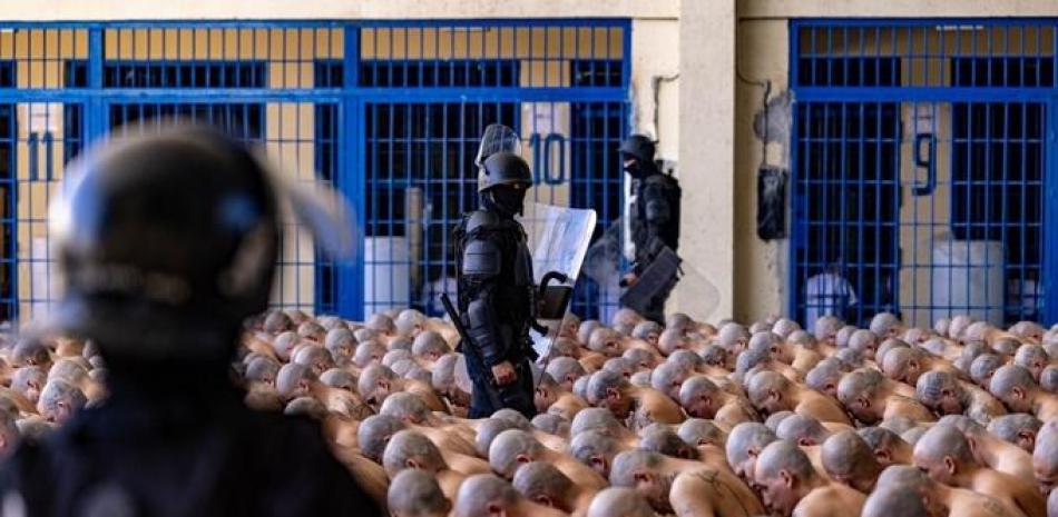 La Policía salvadoreña en una cárcel con cientos de pandilleros. Foto: Europa Press.