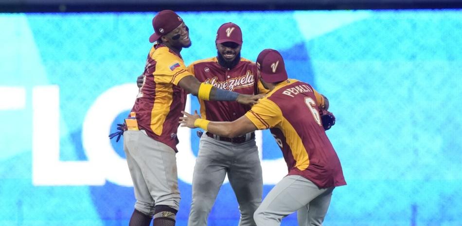 Ronald Acuña Jr. (42), David Peralta (6) y Luis Rengifo (1) celebra la victoria de Venezuela por 5-1 ante Israel en el Clásico Mundial de béisbol.  Fuente externa.
