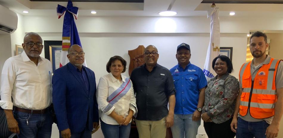 Miembros del ayuntamiento de Santo Domingo Oeste y la CAASD. Foto: LD