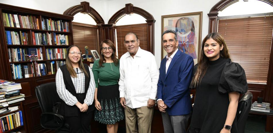 Yasmel Corporán, Zoraima Cuello, presidenta del Círculo de Cultura Democrática, el director de Listín Diario, Miguel Franjul, Juan Pumarol y Cynthia Peña.