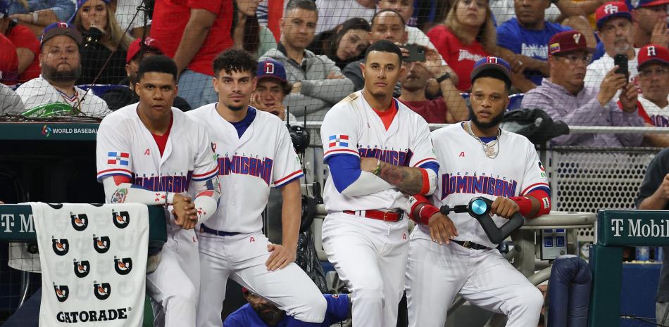 Juan Soto, Willy Adames, Manny Machado y Robinson Canó contemplan los últimos minutos del equipo dominicano en el Clásico Mundial de Béisbol.