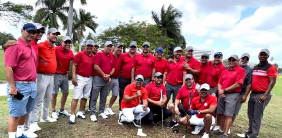 Miembros de la “Dominican Golf Association of Miami” (DGAM) reunidos para jugar su última ronda en el Melreese Golf Club, campo que cierra el próximo domingo 19.