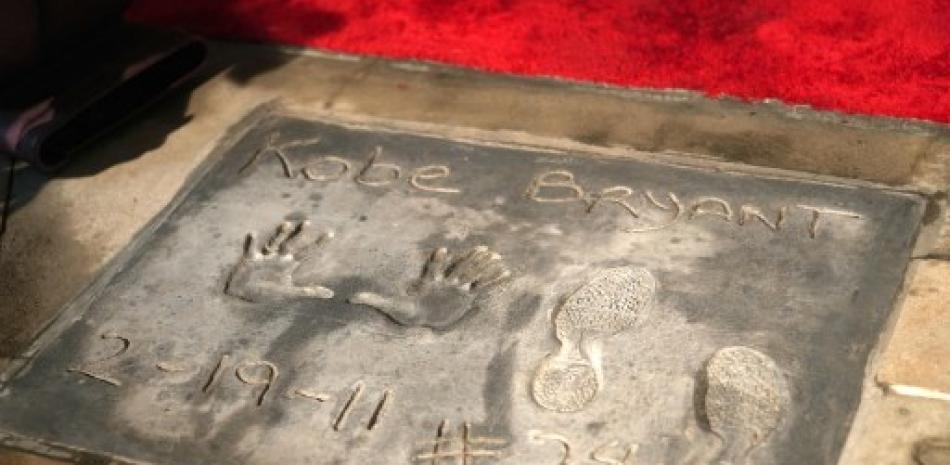 Una vista de la mano y las huellas de Kobe Bryant en la explanada del Teatro Chino TCL el 15 de marzo de 2023 en Hollywood, California. JC Olivera/Getty Images/AFP