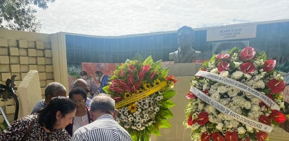 Ofrenda floral en busto del periodista asesinado, Orlando Martínez.