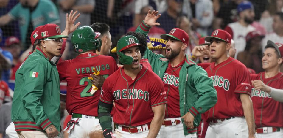 El equipo mexicano anima a Alex Verdugo (27) luego de que anotó durante la séptima entrada de un juego del Clásico Mundial de Béisbol contra Puerto Rico, el viernes 17 de marzo de 2023, en Miami. (Foto AP/Marta Lavandier)