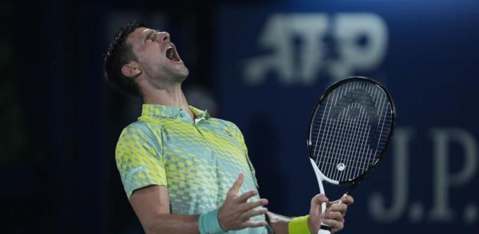 Novak Djokovic reacciona después de perder un punto durante la semifinal del Duty Free Tennis Championships, en Dubai, Emiratos Árabes Unidos.