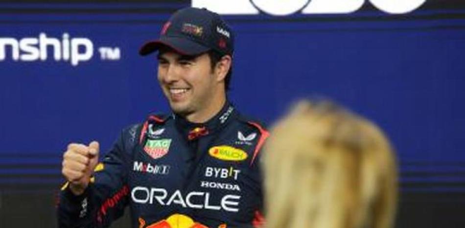 El piloto mexicano de Red Bull Sergio Pérez celebra al quedar en la primera posición de la sesión de clasificación del sábado para el Gran Premio de Arabia Saudí.