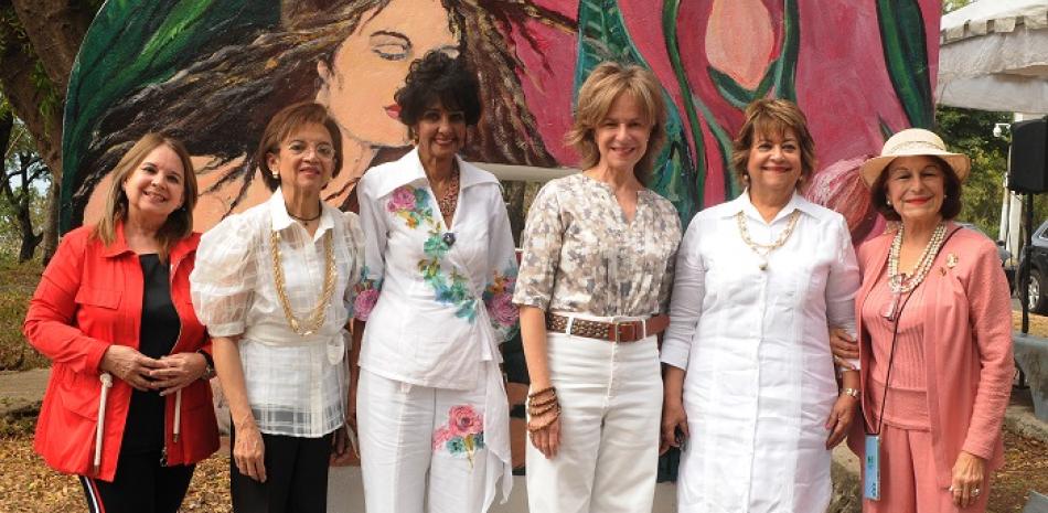 Varinia Caamaño, Emma Valois, Elsa Núñez, Belinda Mastrolilli, Verónica Sención y María Cristina de Farías.