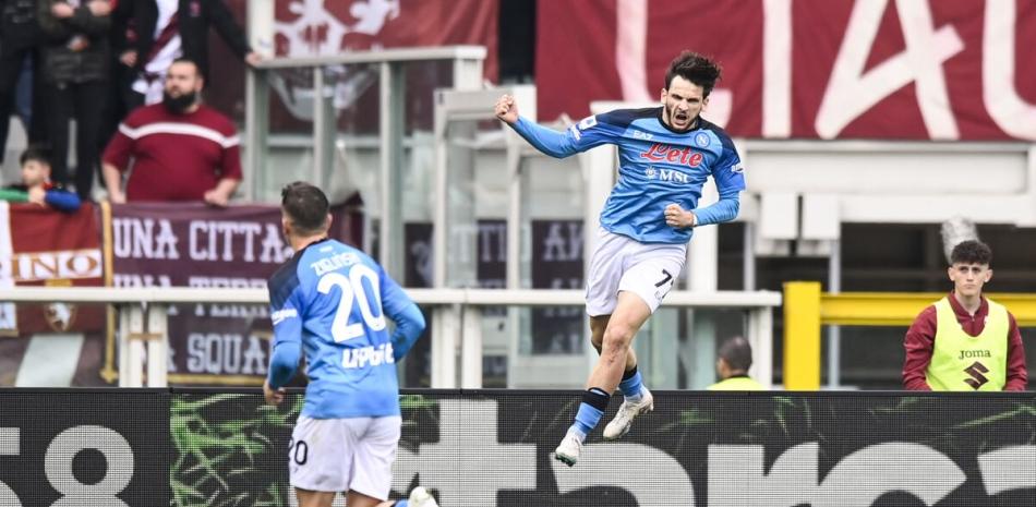 Khvicha Kvaratskhelia celebra tras marcar el segundo gol del Napoli ante el Torino en la Serie A.