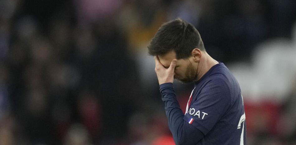 Lionel Messi del Paris Saint-Germain reacciona durante los últimos minutos del partido contra Rennes en la liga francesa.