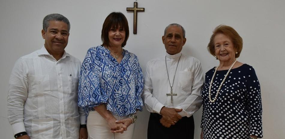 Juan José Guerrero, María Ysabel Lebron, Mons. Freddy Bretón y Noris de Bello.