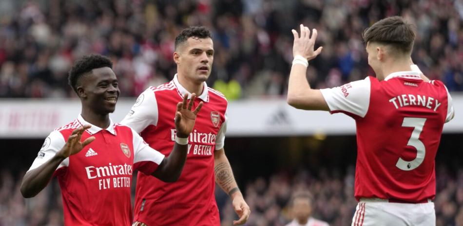 Bukayo Saka (izquierda) celebra tras anotar el cuarto gol de Arsenal en la victoria 4-1 ante Crystal Palace en la Liga Premier inglesa.