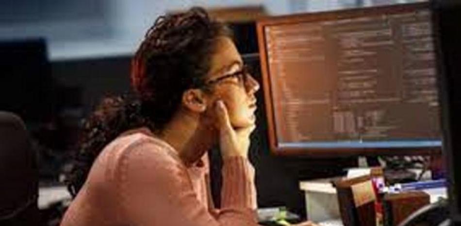 Mujer frente a una computadora. Fuente externa,