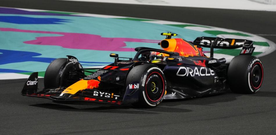 Sergio Pérez conduce su Red Bull durante el Gran Premio de Arabia Saudí en el circuito de Yeda.