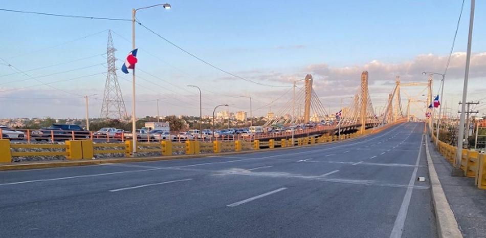 Reparación de deterioro en puente Juan Pablo Duarte.