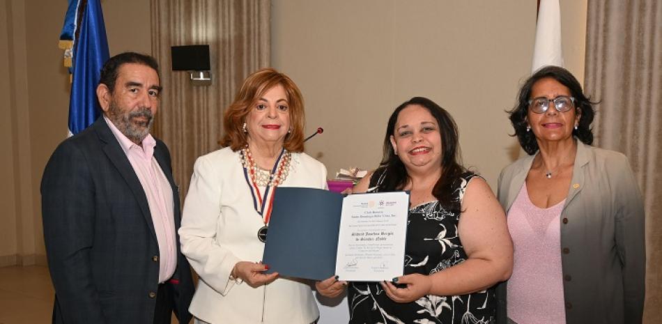 Cirilo Fernández, actual presidente del Club Rotario Bella Vista, su esposa Ana Dilia Arbaje, y Wendy Candelario.