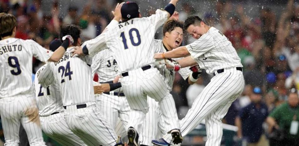 Integrantes del equipo de Japón celebran la victoria del equipo este lunes frente a México.