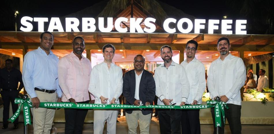 Ejecutivos de Starbucks Punta Cana durante la ceremonia del corte de cinta. Cortesía de los anfitriones