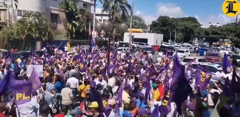 Peledeístas protestan frente al Palacio de Justicia.