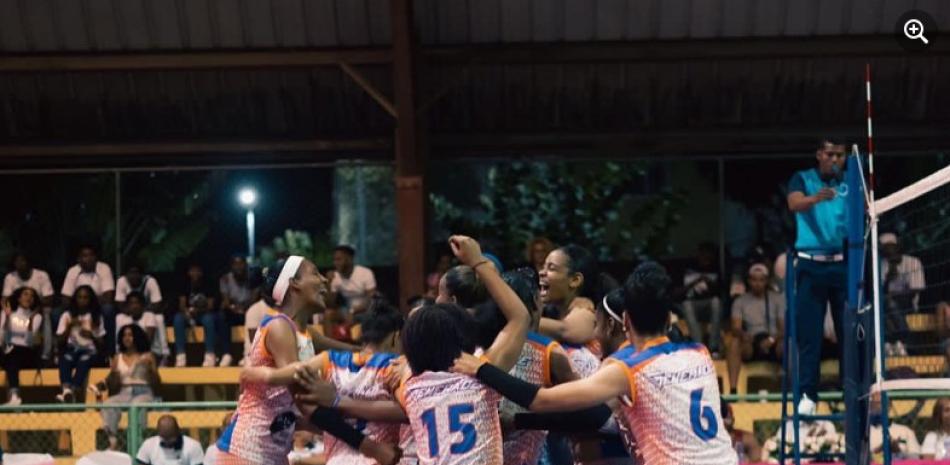 Integrantes de Calero, representante femenino de Santo Domingo, celebran tras asegurar su pase a la final de la Copa de Campeones de Voleibol.