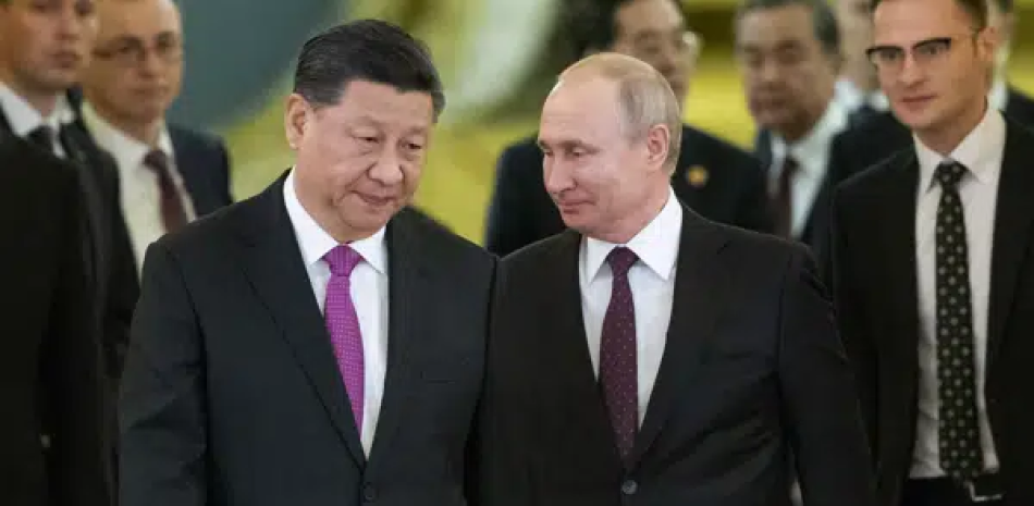 El presidente de China, Xi Jinping, a la izquierda, y el presidente de Rusia, Vladímir Putin, a la derecha, entran en una sala para reuniones en el Kremlin, en Moscú, Rusia, el 5 de junio de 2019. (AP Foto/Alexander Zemlianichenko, Pool, Archivo).