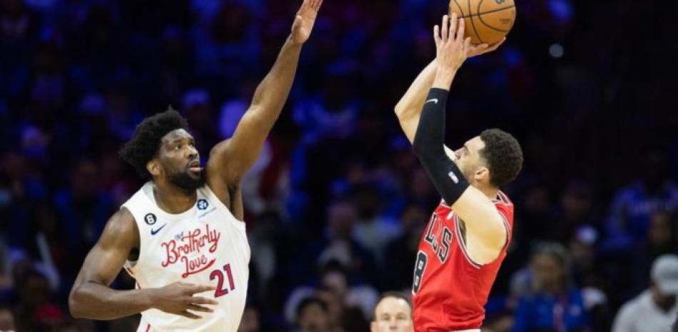 Zach LaVine, de los Bulls, lanza sobre la defensa de Joel Embiid, de los Sixers, en el partido del lunes por la noche en el baloncesto de la NBA.