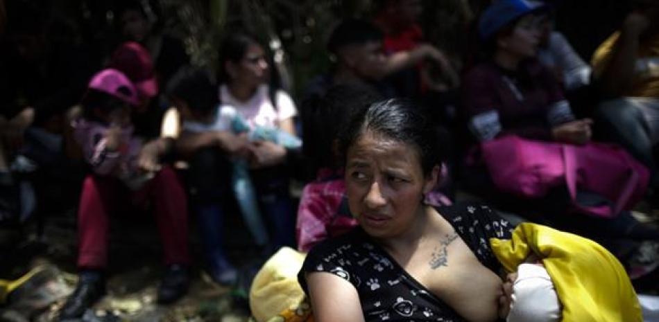 Jesenia Pérez amamanta a su hijo en la selva mientras esperan para ser trasladados en canoa desde la Quebrada León hasta a la comunidad de Bajo Chiquito, el 10 de marzo de 2023, en Darién (Panamá).

Foto: EFE/ Bienvenido Velasco