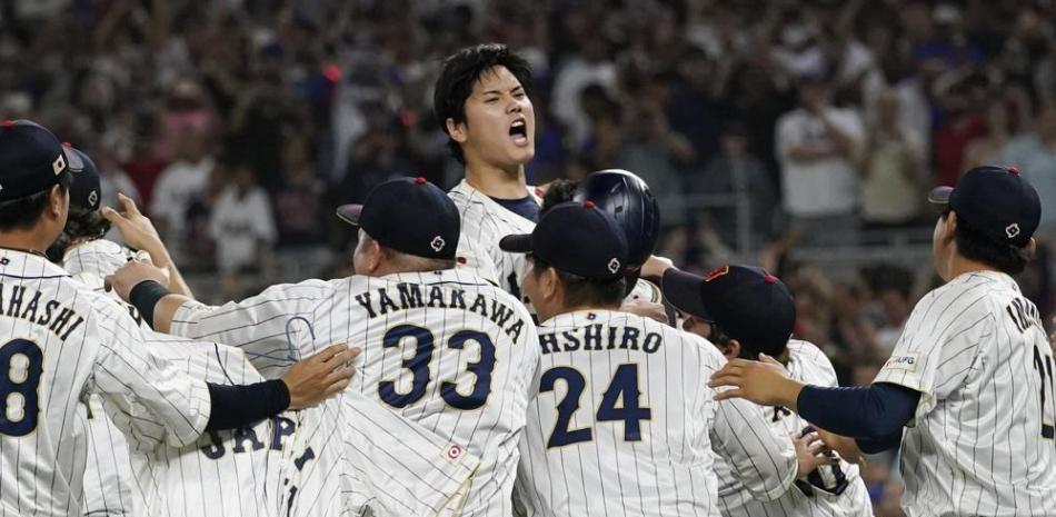 Ohtani encabeza celebración del equipo japonés que conquistó su tercer título en la historia.