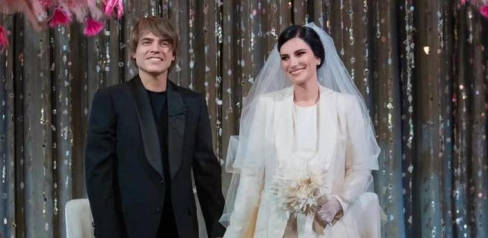 Laura Pausini se casó con su pareja, el guitarrista Paolo Carta, en una ceremonia civil.