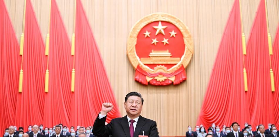 Xi Jinping, recién elegido presidente de la República Popular China (RPCh) y presidente de la Comisión Militar Central de la RPCh, rinde juramento público de lealtad a la Constitución en el Gran Palacio del Pueblo en Beijing, China, el 10 de marzo de 2023. (Xinhua/Xie Huanchi)