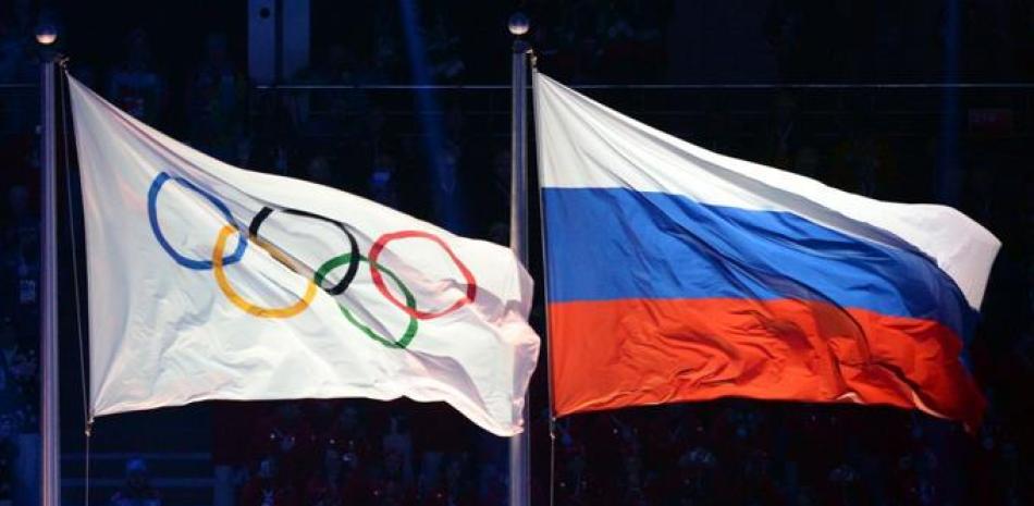 La bandera de Rusia (derecha) junto a la del Movimiento Olímpico en la ceremonia de clausura de los Juegos Olímpicos de Invierno de 2014 en Sochi, Rusia.