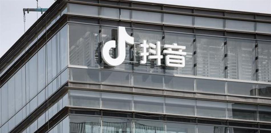 El logo de Douyin, la contrapartida china de TikTok, se ve en una oficina de ByteDance en Pekín, China, el 16 de marzo de 2023.

Foto: EFE/EPA/MARK R. CRISTINO