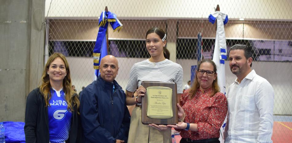 El club Naco reconoce a la atleta Alondra Tapia.