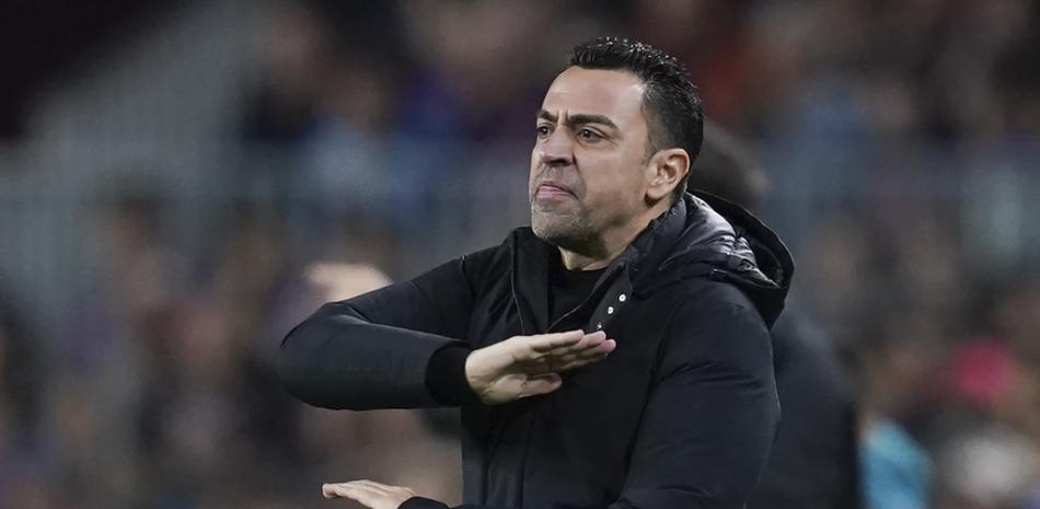 El técnico del Barcelona Xavi Hernández reacciona durante el partido contra el Real Madrid por la Liga española, el domingo 19 de marzo de 2023. (AP Foto/Joan Mateu)