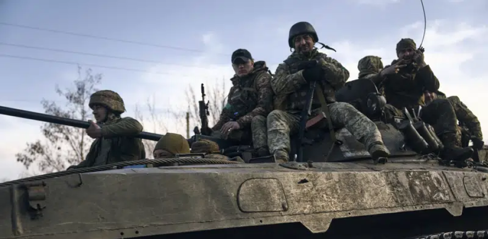 Soldados ucranianos en un vehículo blindado en el frente en Bajmut, región de Donetsk, Ucrania, 22 de marzo de 2023. (AP Foto/Libkos)