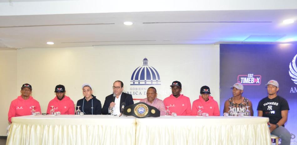 El viceministro de Deportes Franklin de la Mota y el comisionado nacional de Boxeo Ramón Valdez con organizadores y pugilistas que accionarán en la velada.
