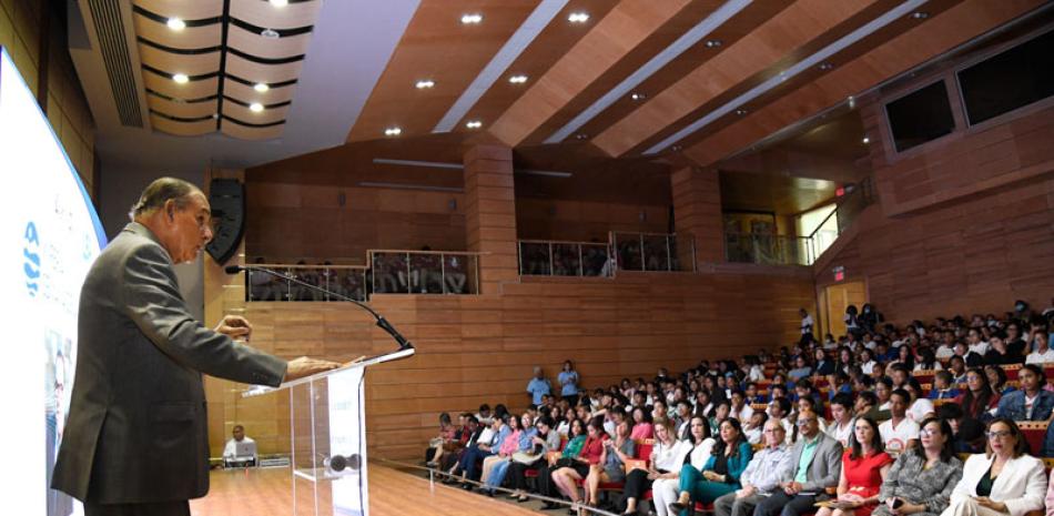 El director del Listín Diario, Miguel Franjul, en el acto inaugural de la XI Feria de la Semana de la Geografía 2023, destacó los aportes del periódico al cuidado del medio ambiente en el país y expuso sobre la necesidad de crear conciencia sobre el desafío de preservar lox recursos naturales, sobre todo el agua. José Maldonado