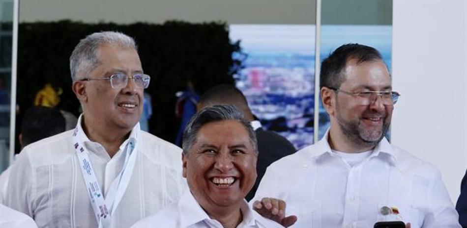 El canciller de Bolivia, Rogelio Mayta (c), y el de Venezuela, Yván Gil Pinto (d), entre otros, sonríen hoy durante el inicio de la reunión de ministros de Exteriores en la XXVIII Cumbre Iberoamericana, en Santo Domingo (República Dominicana).
Foto: EFE/ Mauricio Dueñas Castañeda
