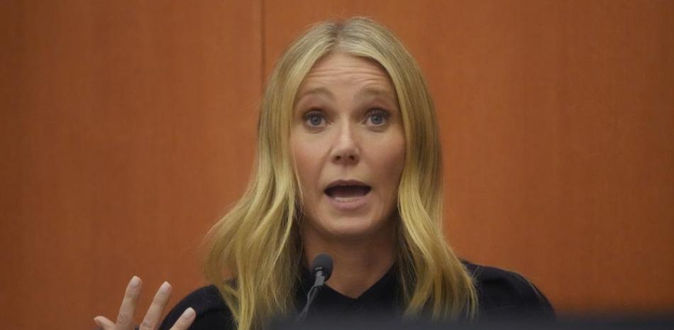 Gwyneth Paltrow testifica durante su juicio, el viernes 24 de marzo de 2023, en Park City, Utah. Paltrow está acusada en un juicio de chocar contra un esquiador durante unas vacaciones familiares de esquí en 2016, dejándole daños cerebrales y cuatro costillas rotas. Foto: Rick Bowmer/AP.