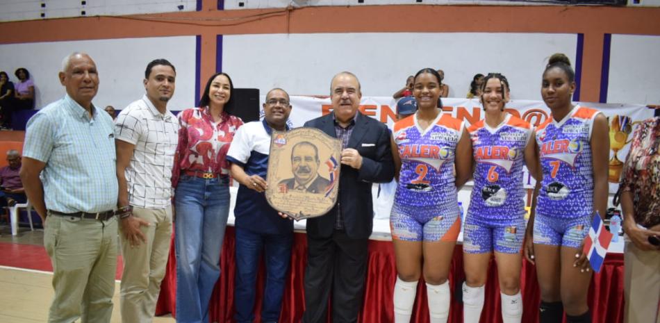 Alexis García, Milagros Cabral acompañan a Mía Liberato, atleta de Calero y de las categorías menores de la Selección de Voleibol, reconocen a Cristóbal Marte Hoffiz, por sus grandes aportes al voleibol femenino del país.