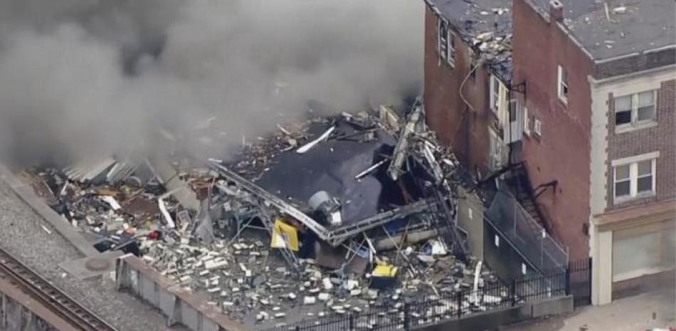 En esta captura de pantalla de un video proporcionado por WPVI-TV/6ABC, se eleva el humo de una explosión en el R.M. Planta de Palmer Co. en West Reading, Pensilvania, viernes 24 de marzo de 2023. (WPVI-TV/6ABC vía AP)