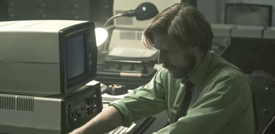 Esta imagen proporcionada por Apple TV+ muestra a Nikita Efremov, en una escena de la película "Tetris", que se estrena el 31 de marzo de 2023. (Angus Pigott/Apple TV+ vía AP)