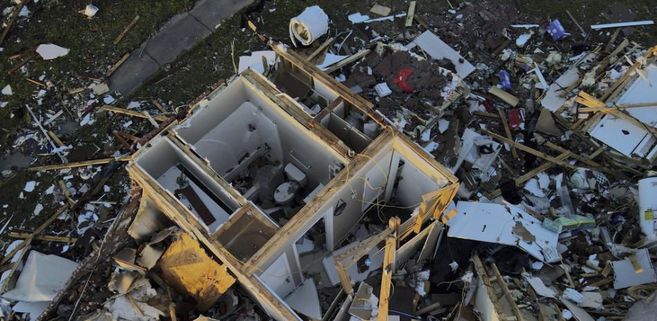 La estructura alrededor del baño de una casa se ve en Rolling Fork, Mississippi, donde tres días antes un tornado azotó la ciudad, el lunes 27 de marzo de 2023, en Rolling Fork, Mississippi. (Foto AP/Julio Cortez)