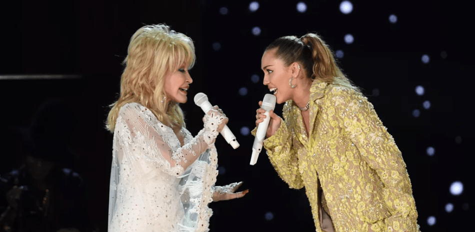 Dolly Parton, izquierda, y Miley Cyrus interpretan "Jolene" en la 61.a entrega anual de los premios Grammy el domingo 10 de febrero de 2019 en Los Ángeles. Fuente externa